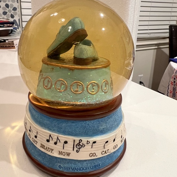 Elvis Presley musical snow globe - Picture 5 of 7